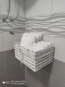 - Cesta con toallas en el baño en Apartments Airport Inn, en Dubrave Gornje