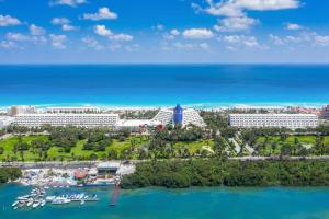 Luftblick auf ein Resort und das Meer in der Unterkunft The Pyramid Cancun by Oasis - All Inclusive in Cancún