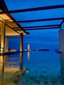 einen Blick auf das Meer von einem Pool in der Nacht in der Unterkunft Kayangan Boutique Hotel in Sanur