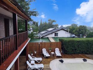 una terraza con sillas y una bañera de hidromasaje en una casa en Hotel Berlin by CPH, en Villa General Belgrano