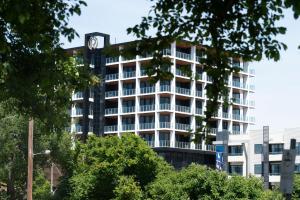 un edificio alto con un reloj encima en R Hotel Geelong, en Geelong