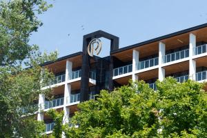 un edificio de oficinas con una torre de reloj en R Hotel Geelong, en Geelong