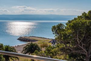 einen Balkon mit Meerblick in der Unterkunft Hotel Plaža in Omiš