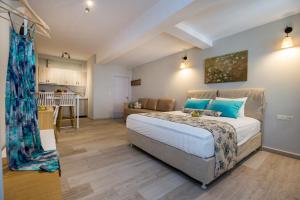 1 dormitorio con 1 cama grande y cocina en ALDEBARAN HOMES, en Limenaria