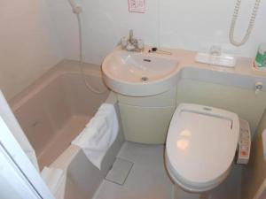 een badkamer met een toilet, een wastafel en een bad bij R&B Hotel Kumagaya Ekimae - Vacation STAY 14849v in Kumagaya