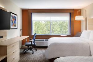 een hotelkamer met een bed, een bureau en een raam bij Holiday Inn Express & Suites - Bardstown, an IHG Hotel in Bardstown