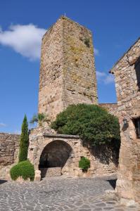 una torre de ladrillo alta con un túnel dentro en Le Château d'Argens, en Les Arcs sur Argens