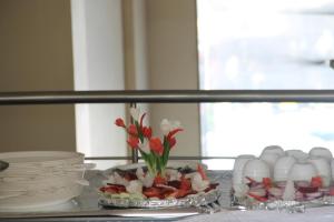 ein Teller mit Essen und Blumen auf einem Glasregal in der Unterkunft HOTEL NEW BHARTI in Aurangabad