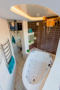 חדר רחצה ב-Big Jacuzzi , Sauna , Khreshchatyk apartments