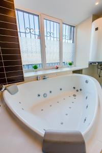 חדר רחצה ב-Big Jacuzzi , Sauna , Khreshchatyk apartments