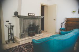 sala de estar con chimenea y sofá azul en B&B Relais Del Senatore, en Polignano a Mare