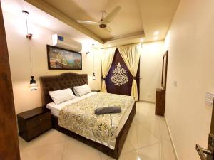 ラーワルピンディーにあるLuxurious Landing Apartments & Suites Bahria Townのベッドルーム1室(ベッド1台付)