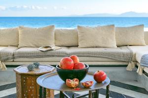 un bol de fruta en una mesa frente a un sofá en Maison Dedine- SmallLuxuryHotels -Adults Only, en Sidi Bou Saïd