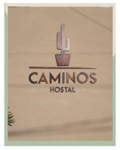 una señal que lee Campinas hospital con un cactus en Caminos Hostal, en San Salvador de Jujuy