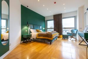 een slaapkamer met een bed en een groene muur bij Missori Suites in Milaan