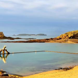 un gran cuerpo de agua con un tubo dentro en Hôtel France et Chateaubriand, en Saint-Malo