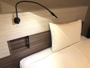 Кровать или кровати в номере Smile Hotel Shin-osaka