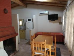 A kitchen or kitchenette at Tardecitas del Atuel