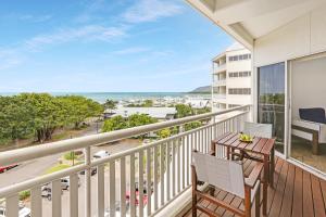 d'un balcon avec une table et des chaises et une vue sur l'océan. dans l'établissement Shangri-La The Marina, Cairns, à Cairns