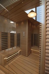 sauna con tende in legno e luce di The Veil Hotel a Astana