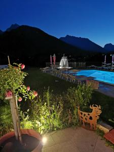 un cortile con piscina e un resort di Gästehaus Obersulzberglehen a Schönau am Königssee