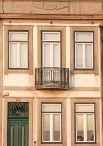 ein Gebäude mit einer grünen Tür und einem Balkon in der Unterkunft Apartment by the Sea in Porto