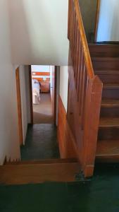 - une vue sur un escalier dans une maison dans l'établissement Cabañas & Aparts Lancuyen, Villa de Montaña, à Villa La Angostura