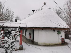 uma casa coberta de neve com um telhado em Forrás em Egerszólát