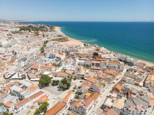 Uma vista do mar tirada da casa de hóspedes