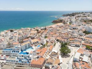 Uma vista do mar tirada da casa de hóspedes