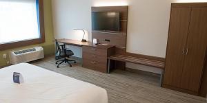 En TV eller et underholdningssystem på Holiday Inn Express & Suites Dayton North - Vandalia, an IHG Hotel