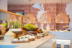 un mostrador de cocina con un montón de comida. en The 15th Boutique Hotel by Bondia Group, en Lloret de Mar