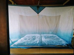 een bed in een plastic tent bij 旧鈴木邸 女性専用 in Matsuyama