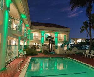 eine Villa mit einem Pool in der Nacht in der Unterkunft LYFE INN & SUITES by AGA - LAX Airport in Inglewood