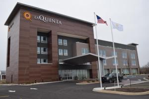 biurowiec z amerykańską flagą przed nim w obiekcie La Quinta Inn & Suites by Wyndham Louisville NE - Old Henry Rd w mieście Louisville