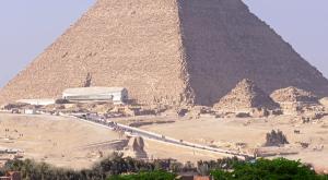 einen Blick auf die Pyramiden von Giza mit einem Bus in der Unterkunft Nine Pyramids View Hotel in Kairo