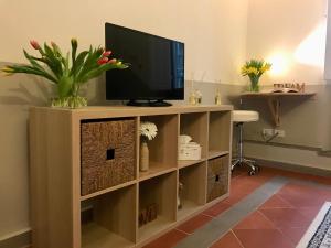 una tv su un mobile con una televisione sopra di Sonnino Suite a Firenze