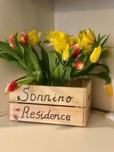 un cartello che dice residenza estiva con dei fiori di Sonnino Suite a Firenze