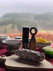 uma mesa com taças de fruta e uma tábua de cortar em Le Piroy em Saint-Hubert