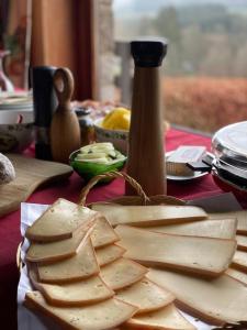 um monte de maçãs fatiadas sentadas numa mesa em Le Piroy em Saint-Hubert