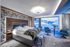 Una cama o camas en una habitación de Alpen-Wellness Resort Hochfirst