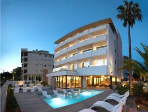 - un bâtiment avec une piscine en face dans l'établissement Instants Boutique Hotel - Adults Only, à Cambrils