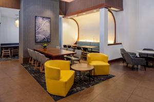 Uma área de estar em Hyatt Place Pittsburgh North Shore