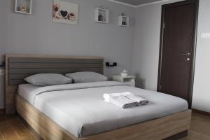 um quarto com uma cama com duas toalhas em Apartman Daca em Podgorica