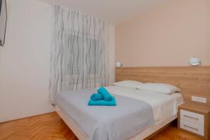 Una cama o camas en una habitación de Apartments Radeljić