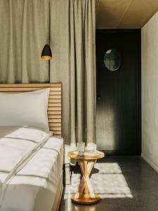 Tempat tidur dalam kamar di Boutique & Design Hotel Volkshaus Basel