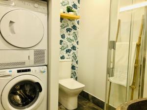 a bathroom with a washing machine and a toilet at LOFT CENTRE SANTANDER in Santander