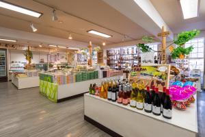 een winkel met veel flessen wijn bij Tabist Kinugawa Park Cottage in Nikko