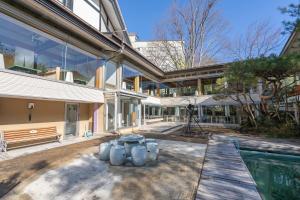 een extern uitzicht op een huis met een zwembad bij Tabist Kinugawa Park Cottage in Nikko