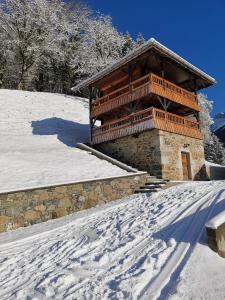 Mazot de Joe avec son hammam entre la Clusaz et Annecy trong mùa đông